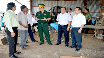  Major General Nguyen Doan Ket talks with fishermman. Photo: Ngo Van