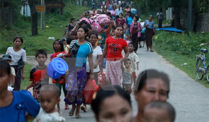 Người dân sơ tán khỏi Rakhine sau vụ tấn công tại Maungdaw ngày 13-10. Nguồn: AFP/TTXVN