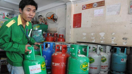 Saigon Petro’s employee moving canisters inside a retail gas distribution store. The company along with other gas suppliers announced a drop of $0.1 in their retail cooking gas price from December 1, 2016 in HCM City and its neighbouring provinces — Photo nld.com.vn