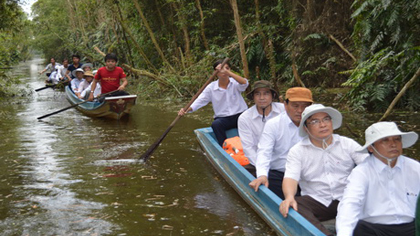 Chairman of the Provincial People’s Committee Le Van Huong and leaders of depatments as well as industries have surveyed Dong Thap Muoi Ecological Reserve on November 11. Photo: NGO TONG