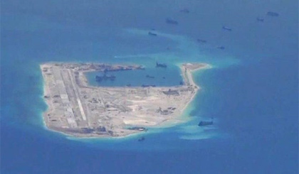 Hình ảnh máy bay do thám Mỹ chụp được hôm 21/5 cho thấy Trung Quốc vẫn tăng cường bồi đắp trái phép ở Biển Đông. Nguồn: WSJ