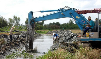 People use machines to work on a canal in Nga Nam District, Mekong Delta province of Soc Trang to improve irrigation and prevent saltwater intrusion. (Photo: VNA)