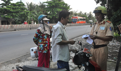 Traffic police penalise violators in Tien Giang. Photo: P.LONG