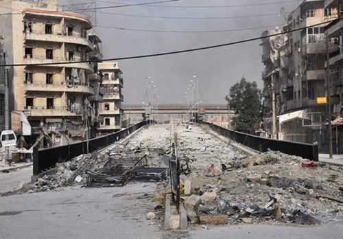Một con đường ở Aleppo bị tàn phá trong các cuộc giao tranh. Ảnh: FNA