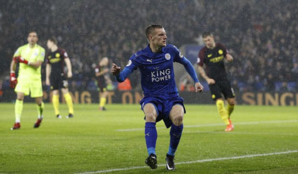 Vardy làm khổ hàng thủ Man City. (Nguồn: Reuters)