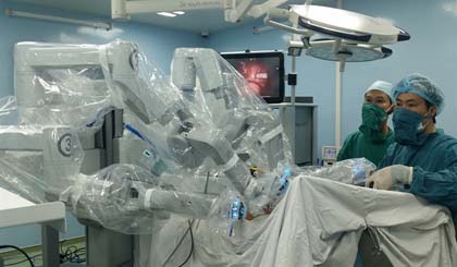 Doctors of Bình Dân Hospital perform robotic surgery. — Photo Courtesy of the Bình Dân Hospital