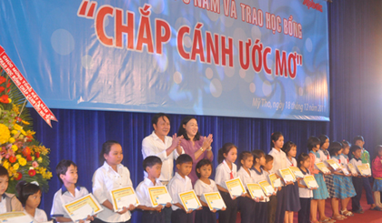 Lễ trao học bổng Chắp cánh ước mơ.