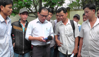 Phòng Văn hóa - Thông tin huyện Cai Lậy sử dụng máy đo  tiếng ồn để kiểm tra việc chấp hành các quy định của pháp luật về hoạt động văn hóa gây tiếng ồn của các tổ chức, cá nhân kinh doanh dịch vụ karaoke di động.