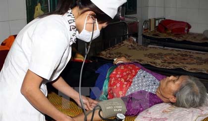 Doctor examines patient at the General Hospital in Kim Boi District in the northern province of Hoa BInh. (Photo: VNA)