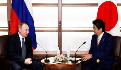 Tổng thống Nga Vladimir Putin (trái) và Thủ tướng Nhật Bản Shinzo Abe tại cuộc hội đàm. Nguồn: Reuters