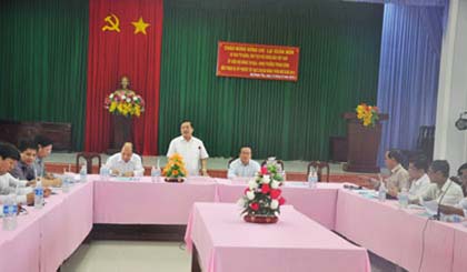 Member of the Party Central Committee, Chairman of the Vietnam Farmers Association, Member of the Central Council for Emulation and Reward Lai Xuan Mon speaks at the working seesion My Phuoc Tay communial Peoples Committee (Cai Lay town).