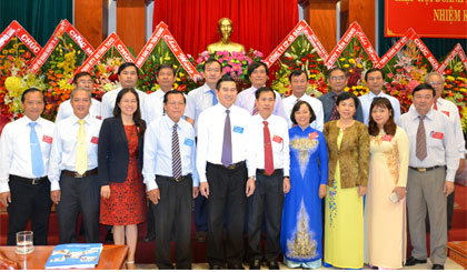 Provincial leaders take souvenir photograph with the Executive Board of the 3th term of the Provincial Bussiness Association.