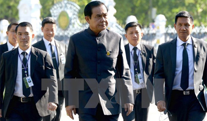 Thủ tướng Prayut Chan-O-cha (giữa) tới tòa nhà Văn phòng Chính phủ ở thủ đô Bangkok. Nguồn: AFP/TTXVN