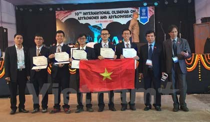 The five students (holding certificates) at an awarding ceremony (Photo: VNA)