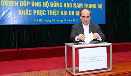 VFF President Nguyen Thien Nhan makes a donation during the launch of a donation campaign to support victims of the current widespread flooding in the central region. (Credit: daidoanket.vn)