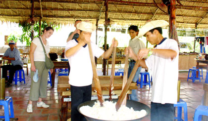 Tham quan cơ sở làm cốm.