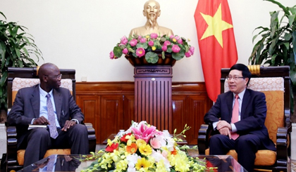 Deputy Prime Minister and Foreign Minister Pham Binh Minh receives WB Country Director in Vietnam Ousmane Dione. (Credit: VGP) 