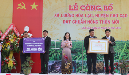  Representatives of Luong Hoa Lac’s commune received the Recognition