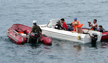 Vietnamese, Russian scientists during their sea survey voyage (Photo: VAST)