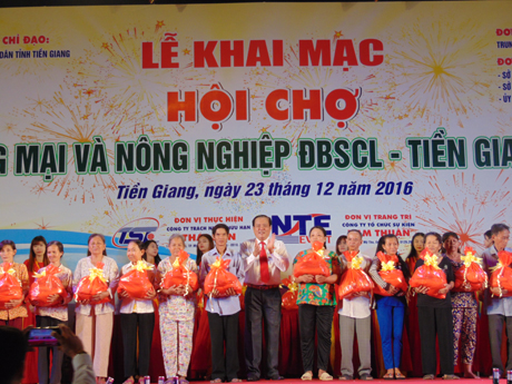 Ông Lê Văn Nghĩa, Phó Chủ tịch UBND tỉnh tặng quà các hộ nghèo tại lễ khai mạc Hội chợ.