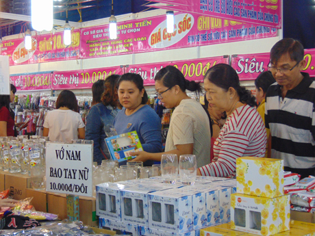 Người dân tham quan, mua sắm tại Hội chợ.