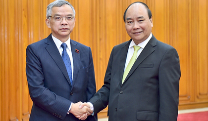 Prime Minister Nguyen Xuan Phuc (R) meets with Lao Minister of Natural Resources and Environment Sommad Pholsena (Photo: VGP)