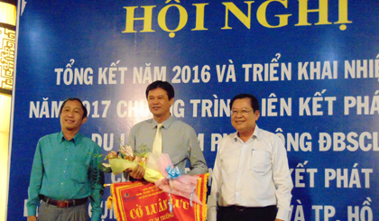 Đại diện Sở VH-TT&DL tỉnh Tiền Giang (Cụm trưởng năm 2016) trao Cờ Luân lưu cho đại diện Sở VH-TT&DL tỉnh Trà Vinh (Cụm trưởng năm 2017) 