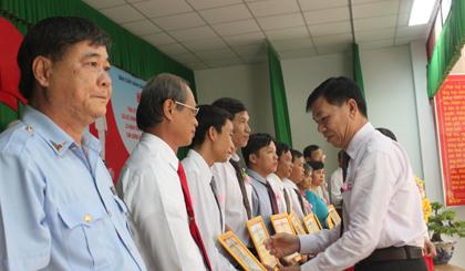 Ông Nguyễn Văn Mẫn, Chủ tịch UBND huyện Tân Phước tuyên dương các tập thể, cá nhân điển hình học tập  và là theo tấm gương đạo đức Hồ Chí Minh.