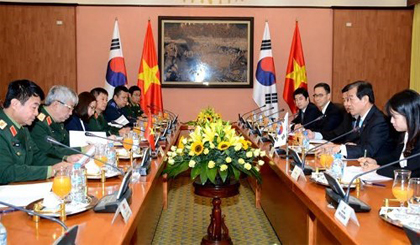 Scene at the fifth defence policy dialogue between Vietnam and the Republic of Korea (Photo: qdnd.vn)