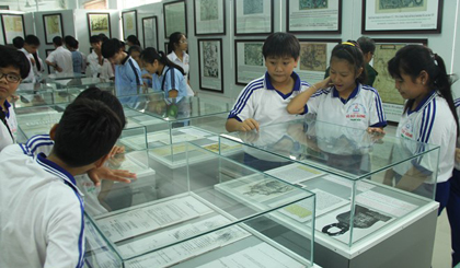  Visitors of the exhibition. (Photo: VNA)