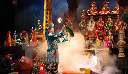 Chau Van singing, an indispensable rite in the practice related to the Vietnamese belief in worshiping Mother Goddesses of the Three Realms (Source: VNA)