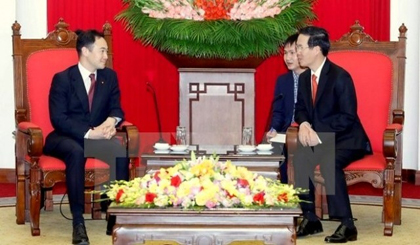 Head of the Party Central Committee’s Commission for Information and Education Vo Van Thuong (R) and Suzuki Keisuke, Director of the LDP’s Youth Division. (Credit: VNA)