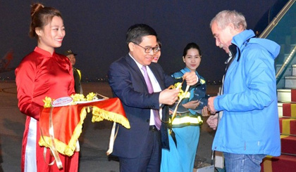 Director of Hanoi Department of Tourism Do Dinh Hong greets the first foreign visitor of Hanoi. (Photo: VNA)