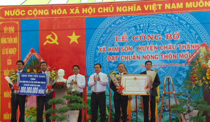 Ông Võ Văn Bình, Phó Bí thư Tỉnh ủy và ông Nguyễn Văn Nhã, Trưởng ban Tổ chức Tỉnh ủy trao Bằng Công nhận và Công trình phúc lợi trị giá 1 tỷ đồng cho xã nông thôn mới Kim Sơn.