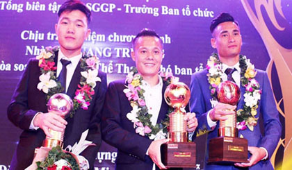 Thanh Luong (centre) wins the Vietnamese Golden Ball award for the fourth time.