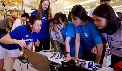 Vietnamese and international youths join the Global Volunteering Day 2016 in Hanoi. (Photo courtesy of the World University of Canada)