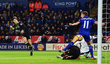 Marcos Alonso lập cú đúp giúp Chelsea chiến thắng. Nguồn: Getty Images