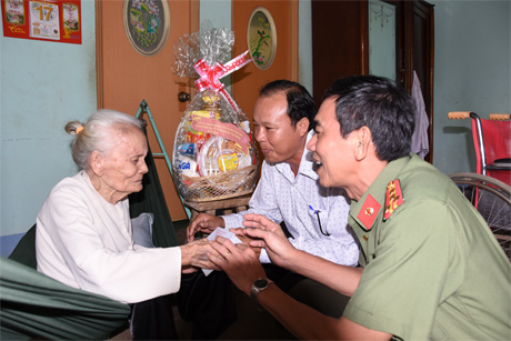 Đại tá Nguyễn Hữu Trí, Ủy viên Ban Thường vụ Tỉnh ủy, Giám đốc Công an tỉnh thăm, chúc tết đối tượng chính sách huyện Tân Phú Đông.