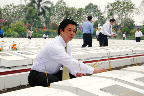Bí thư Tỉnh ủy Nguyễn Văn Danh cùng đoàn đến thắp hương từng mộ liệt sĩ