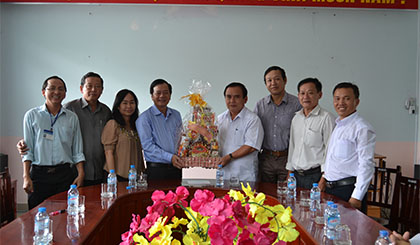 Ông Võ Văn Bình, Phó Bí thư Tỉnh ủy, Trưởng Đoàn ĐBQH tỉnh chúc tết và tặng quà lãnh đạo Bệnh viện đa khoa trung tâm Tiền Giang 