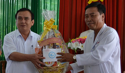 Ông Võ Văn Bình, Phó Bí thư Tỉnh ủy, Trưởng Đoàn ĐBQH tỉnh tặng quà lãnh đạo Bệnh xá công an Tiền Giang