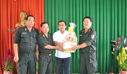 Ông Võ Văn Bình, Phó Bí thư Tỉnh ủy, Trưởng Đoàn ĐBQH tỉnh thăm hỏi sức khỏe và tặng quà  