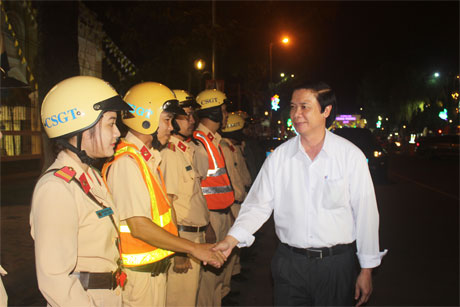 Ông Nguyễn Văn Danh, Bí thư Tỉnh ủy đến thăm và chúc Tết lực lượng công an, cảnh sát giao thông làm nhiệm vụ trong đêm giao thừa.
