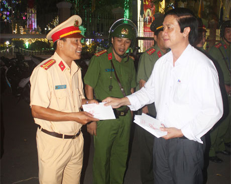 Ông Nguyễn Văn Danh, Bí thư Tỉnh ủy đến thăm, chúc Tết và tặng quà lực lượng công an, cảnh sát giao thông làm nhiệm vụ trong đêm giao thừa.