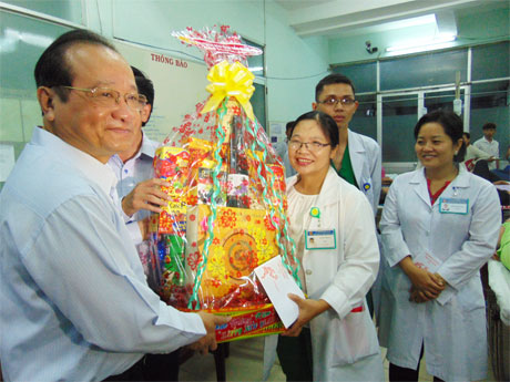 Ông Trần Thanh Đức, Phó Chủ tịch UBND tỉnh tặng quà cho cán bộ, y bác sĩ Bệnh viện ĐKTT tỉnh đang trực làm nhiệm vụ cấp cứu - khám chữa bệnh cho nhân dân trong đêm giao thừa.