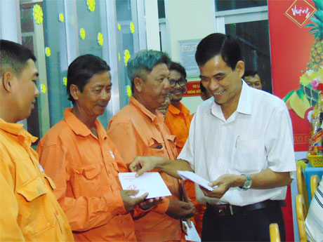 Ông Trương Văn Hiền, Chủ tịch LĐLĐ tỉnh, thành viên Đoàn lãnh đạo tỉnh thăm, chúc Tết và tặng quà công nhân của Chi nhánh Điện lực Mỹ Tho làm nhiệm vụ trong đêm giao thừa.