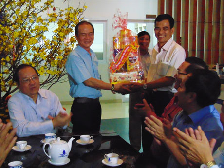 Đoàn lãnh đạo tỉnh thăm, chúc Tết và tặng quà tập thể Công ty TNHH Một thành viên Cấp nước Tiền Giang làm nhiệm vụ trong đêm giao thừa.