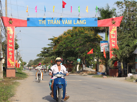 Thị trấn vùng biển rực rỡ cờ hoa như điểm tô cho mùa sum họp.