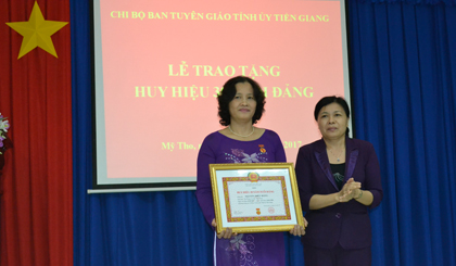 Bà Nguyễn Thị Nguyệt trao huy hiệu 30 năm tuổi đảng cho đồng chí Nguyễn Thúy Hằng