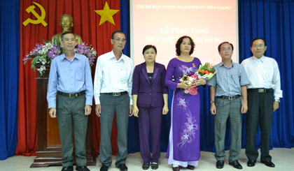 Lãnh đạo Ban Tuyên giáo Tỉnh ủy tặng hoa, chụp ảnh lưu niệm chúc mừng đồng chí Nguyễn Thúy Hằng